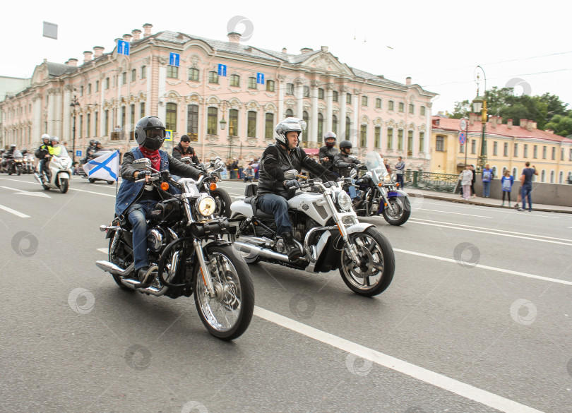 Скачать Байкеры с флагами на улицах. фотосток Ozero