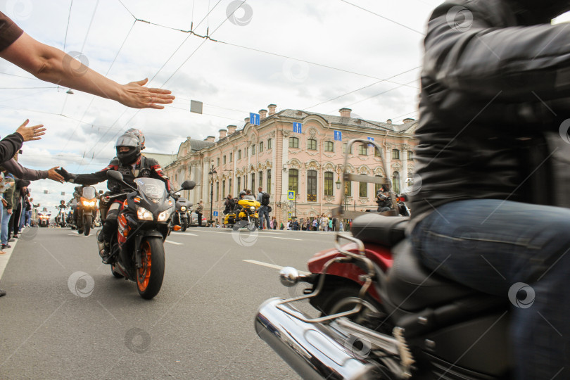 Скачать Рукопожатие на ходу. фотосток Ozero