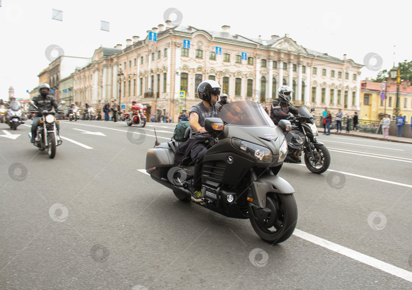 Скачать Мотоциклисты на фоне исторических зданий. фотосток Ozero