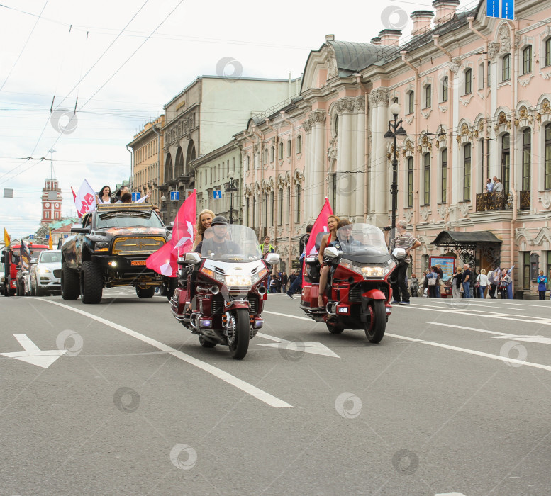 Скачать Мотоциклы и большой внедорожник на Невском проспекте. фотосток Ozero