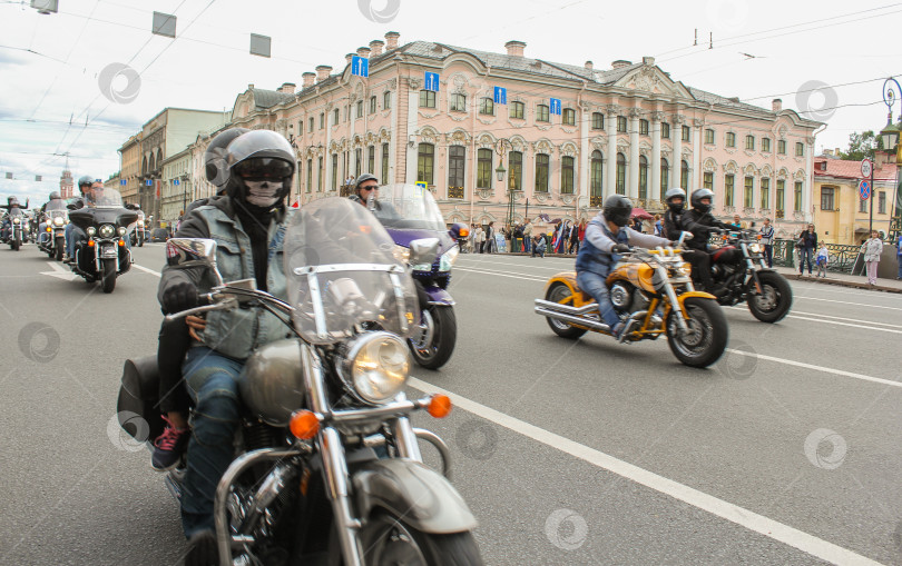 Скачать Байкеры едут по Зеленому мосту. фотосток Ozero