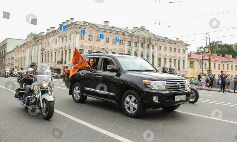 Скачать Внедорожник с флагом компании-спонсора. фотосток Ozero