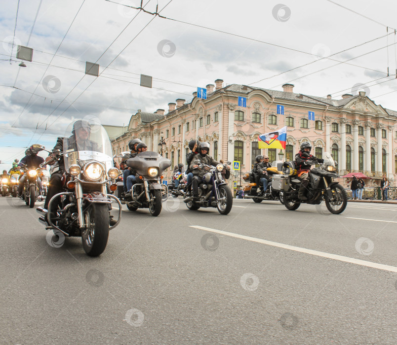 Скачать Байкеры едут по Зеленому мосту через реку Мойку. фотосток Ozero