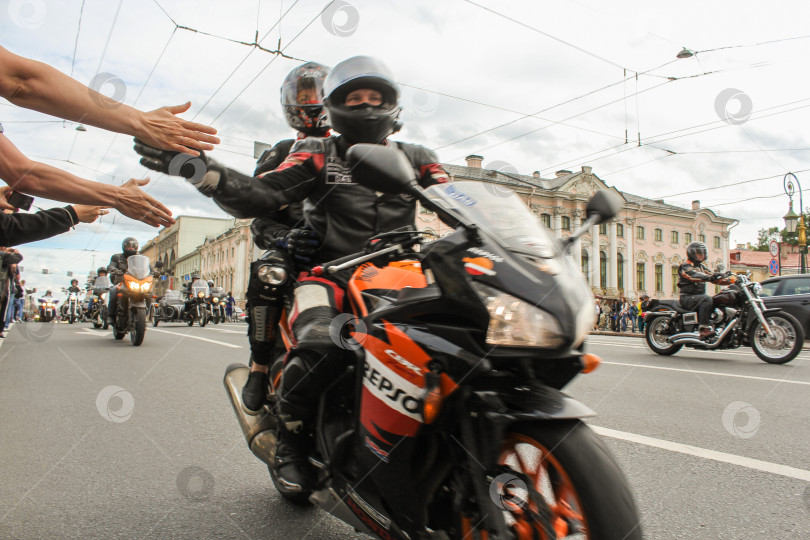 Скачать Приветствуйте байкеров на ходу. фотосток Ozero