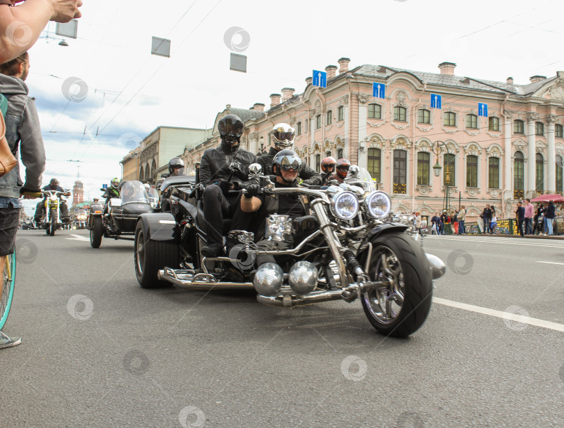 Скачать Байкеры на трехколесных велосипедах по Невскому проспекту. фотосток Ozero