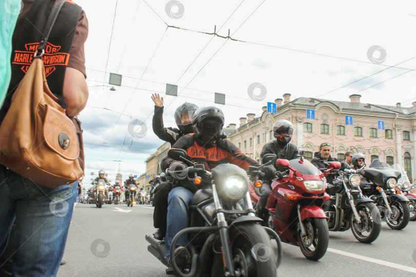 Скачать Байкеры приветствуют публику. фотосток Ozero