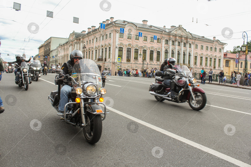 Скачать Люди на мотоциклах едут по мосту. фотосток Ozero