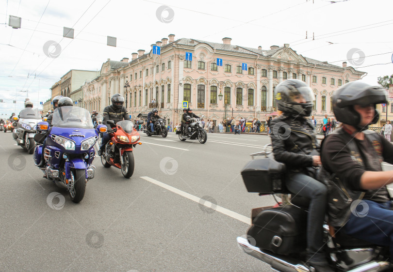 Скачать Байкеры едут по Невскому проспекту. фотосток Ozero