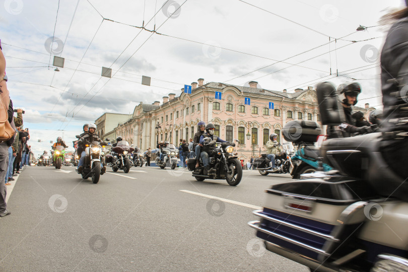 Скачать Пары байкеров на мотоциклах. фотосток Ozero