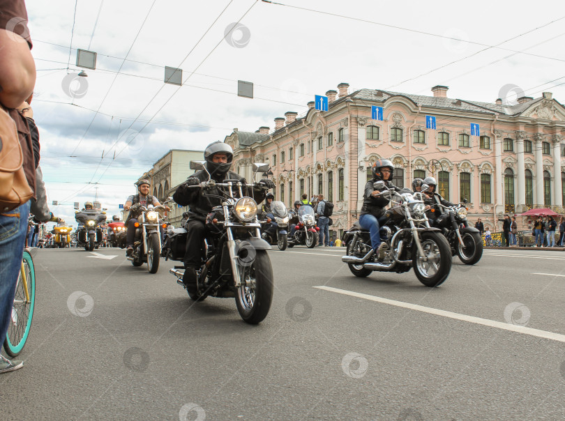 Скачать Байкеры едут по Зеленому мосту. фотосток Ozero