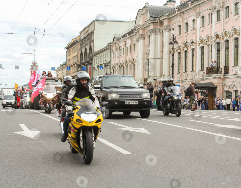 Скачать Техника сопровождает парад. фотосток Ozero