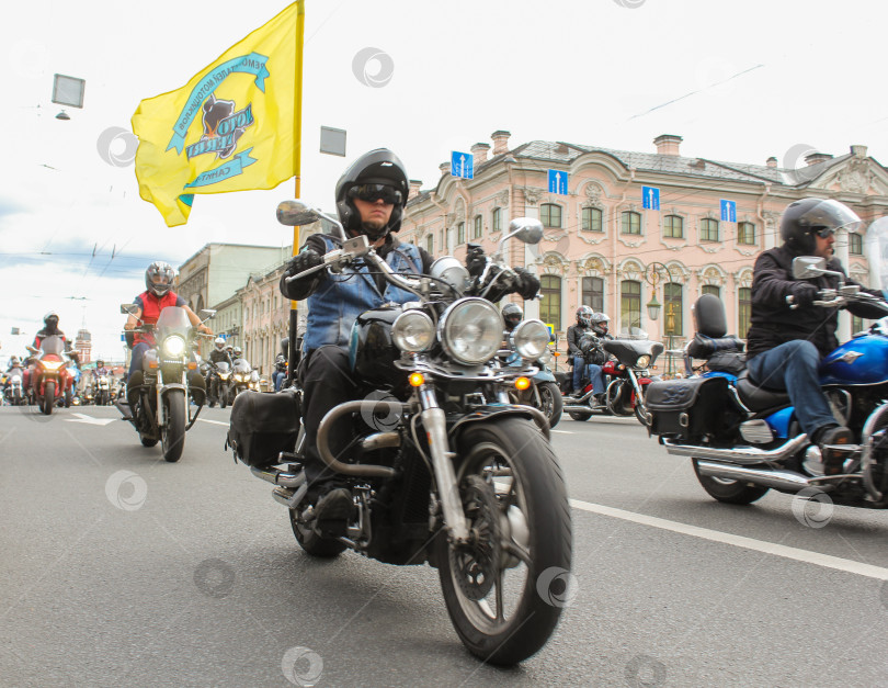 Скачать Байкеры с флагами на улицах. фотосток Ozero
