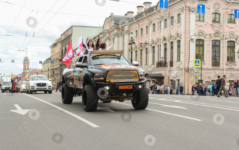 Скачать Большой внедорожник замыкает парад Harley Davidson. фотосток Ozero