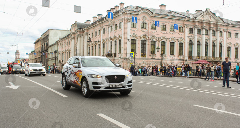 Скачать Машины проезжают по Зеленому мосту. фотосток Ozero