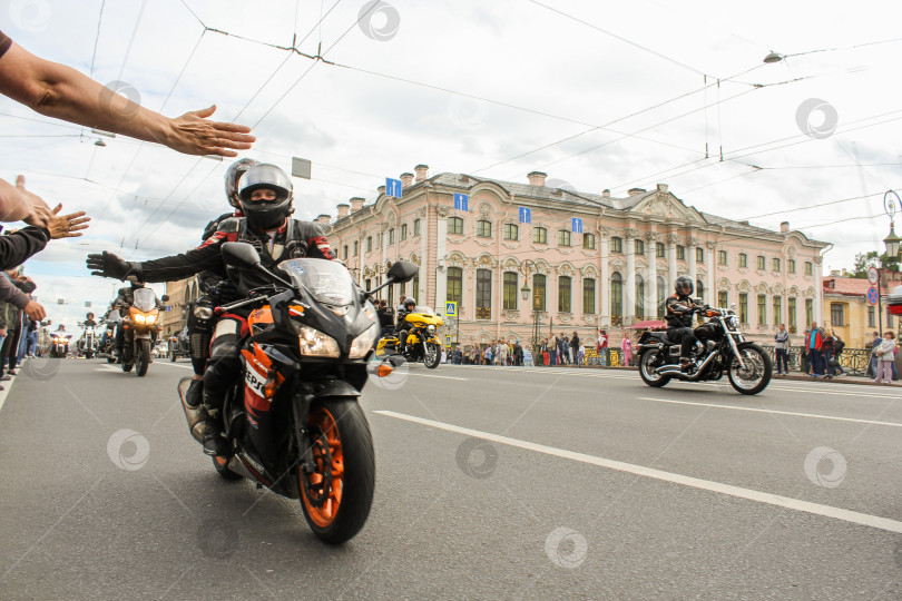 Скачать Зрители приветствуют байкеров. фотосток Ozero