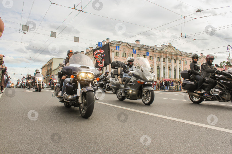 Скачать Парад байкеров по Зеленому мосту на Невском проспекте. фотосток Ozero