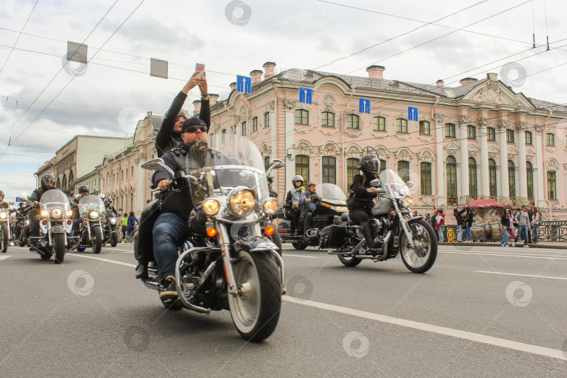 Скачать Парад байкеров по Зеленому мосту на Невском проспекте. фотосток Ozero