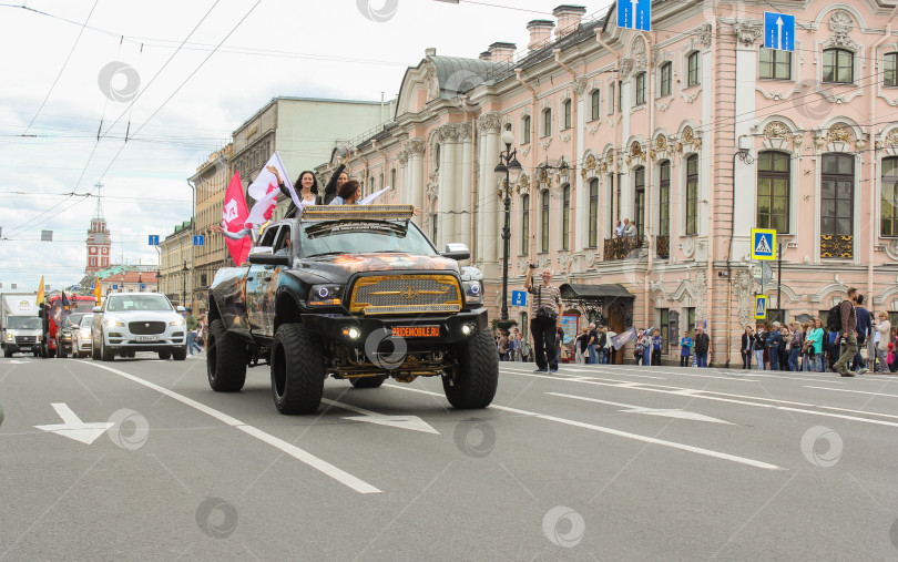 Скачать Большой внедорожник девушки на Невском проспекте. фотосток Ozero