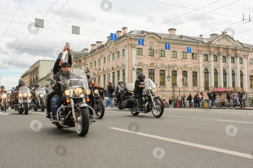 Скачать Парад Harley Davidson на Зеленом мосту Невского проспекта. фотосток Ozero