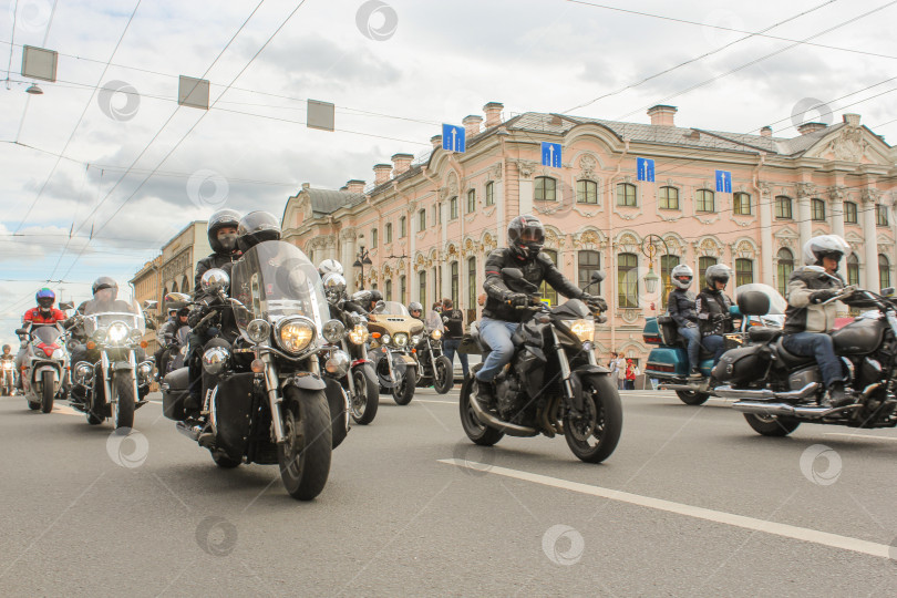 Скачать Байкеры едут по Невскому проспекту. фотосток Ozero