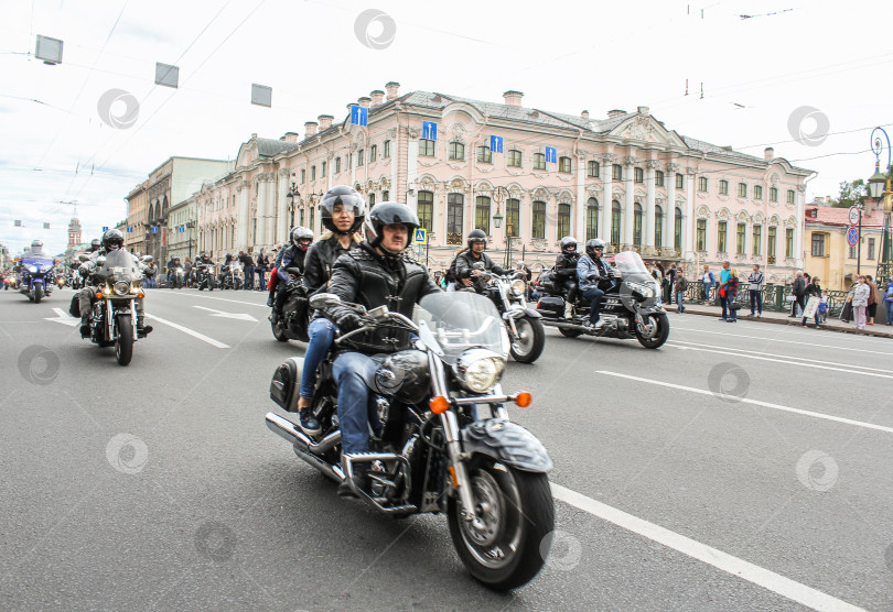 Скачать Байкеры едут по Зеленому мосту через реку Мойку. фотосток Ozero