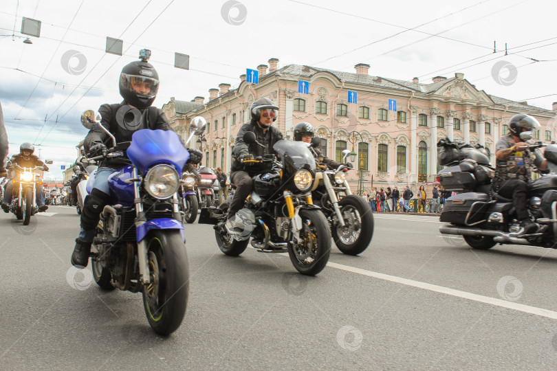 Скачать Байкеры едут по Зеленому мосту через реку Мойку. фотосток Ozero