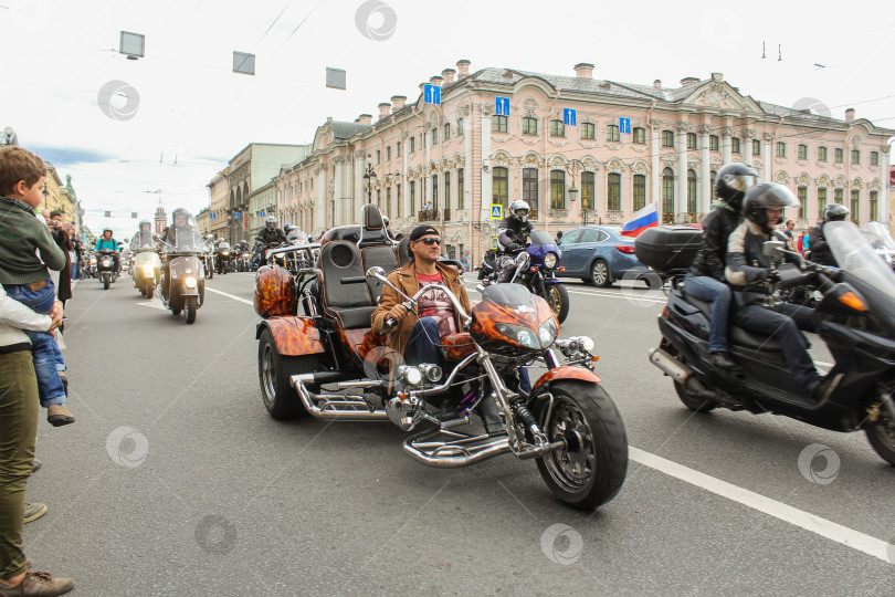 Скачать Парад байкеров по Зеленому мосту на Невском проспекте. фотосток Ozero