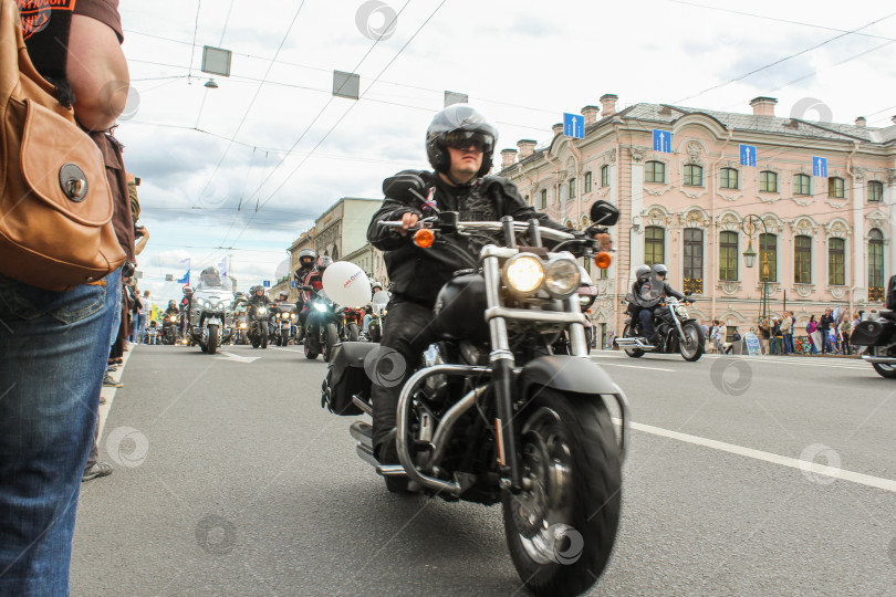 Скачать Байкеры едут по Невскому проспекту. фотосток Ozero