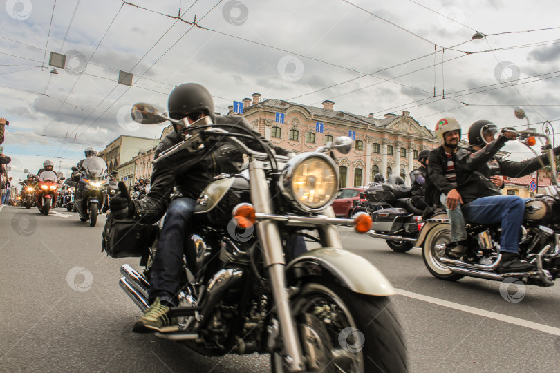 Скачать Движение байкера на мотоцикле. фотосток Ozero