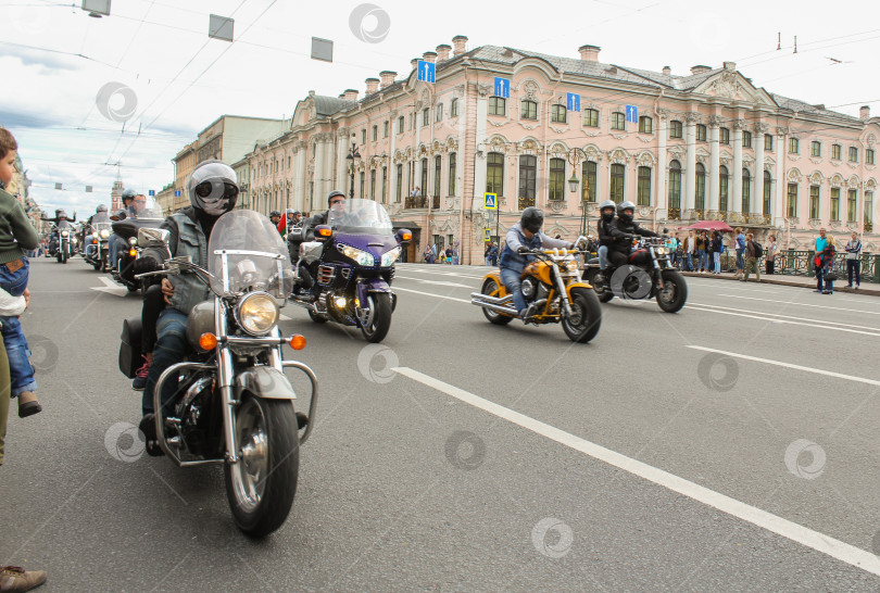 Скачать Мотоциклисты на фоне исторических зданий. фотосток Ozero