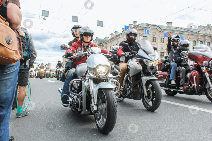 Скачать Парад Harley Davidson на Зеленом мосту Невского проспекта. фотосток Ozero