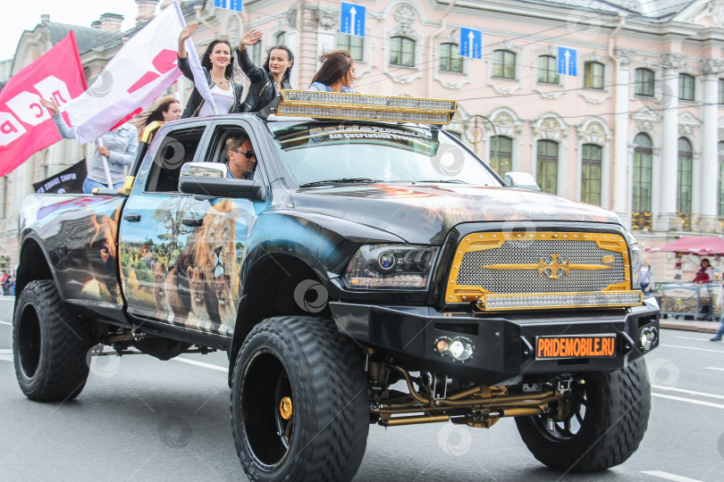 Скачать Группа девушек на большом внедорожнике. фотосток Ozero