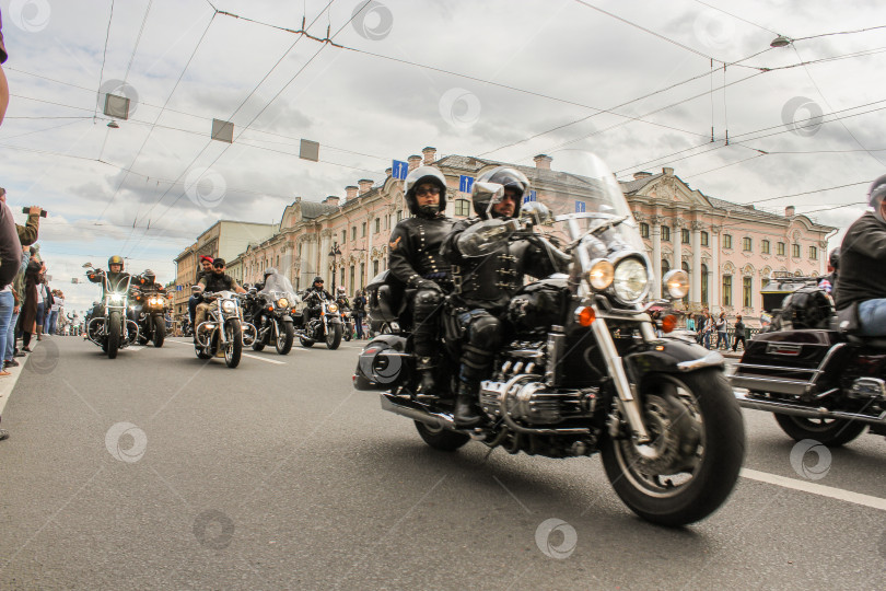 Скачать Байкеры едут по Зеленому мосту. фотосток Ozero