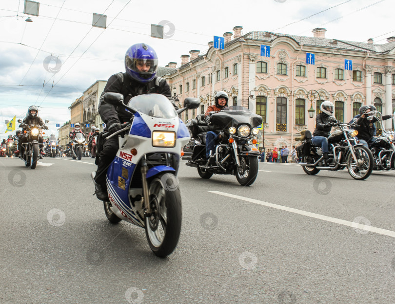 Скачать Байкеры едут по Зеленому мосту через реку Мойку. фотосток Ozero