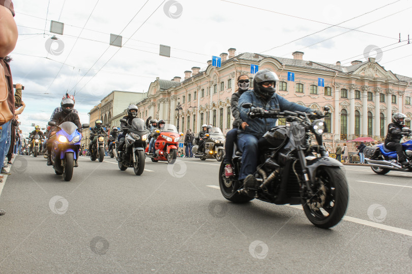 Скачать Байкеры едут по Зеленому мосту через реку Мойку. фотосток Ozero