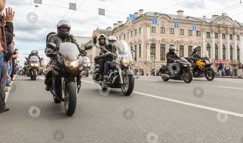 Скачать Байкеры едут по Зеленому мосту. фотосток Ozero