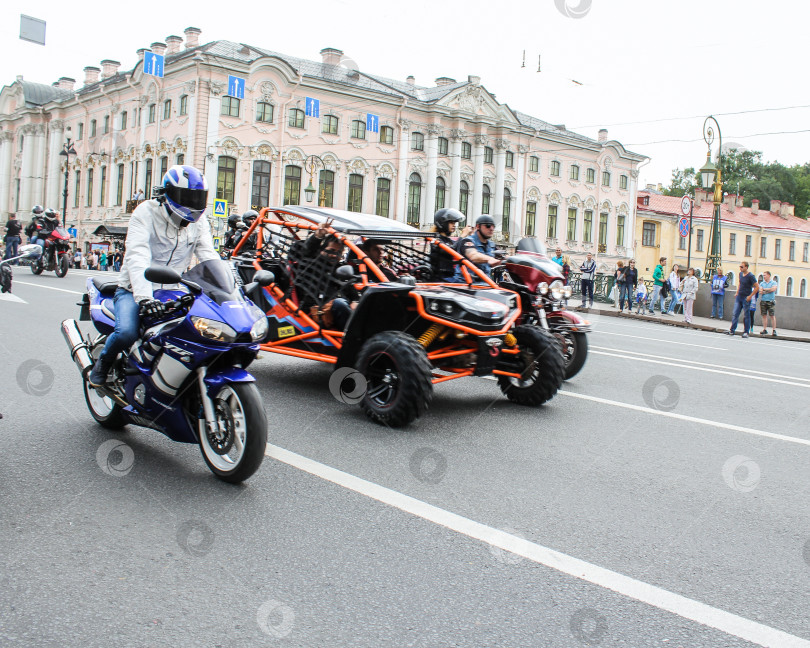 Скачать Коляска, окруженная велосипедами. фотосток Ozero