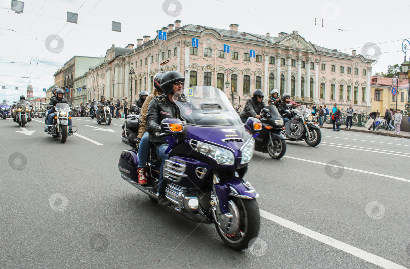 Скачать Мотоциклисты проезжают по Невскому проспекту. фотосток Ozero