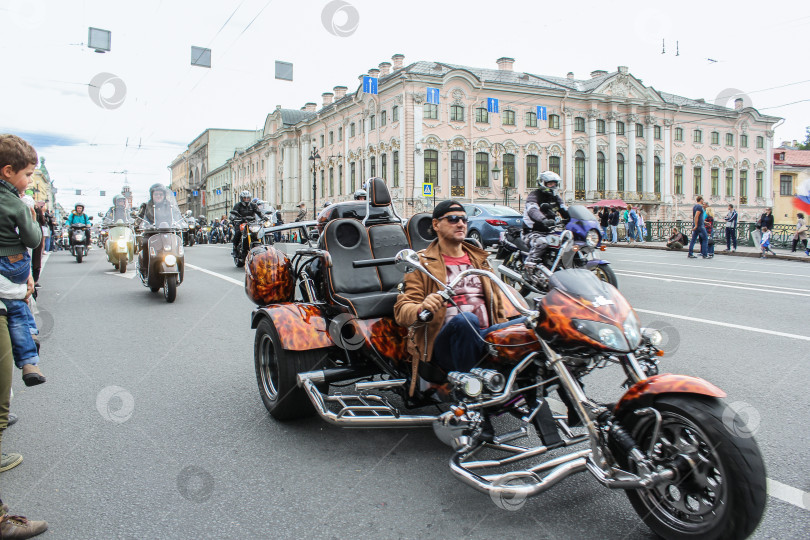 Скачать Мужчина на большом трехколесном велосипеде. фотосток Ozero