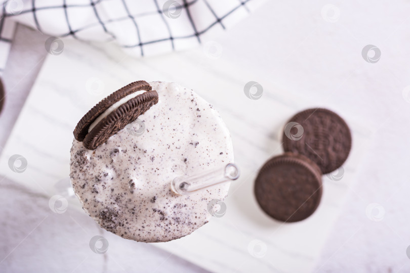 Скачать Крупный план молочного коктейля с шоколадным печеньем oreo и мороженым в фотосток Ozero
