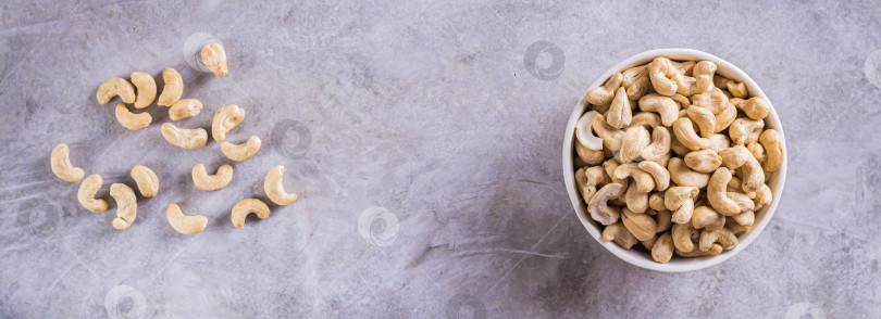 Скачать Сушеные орехи кешью в миске на столе для вегетарианской диеты фотосток Ozero
