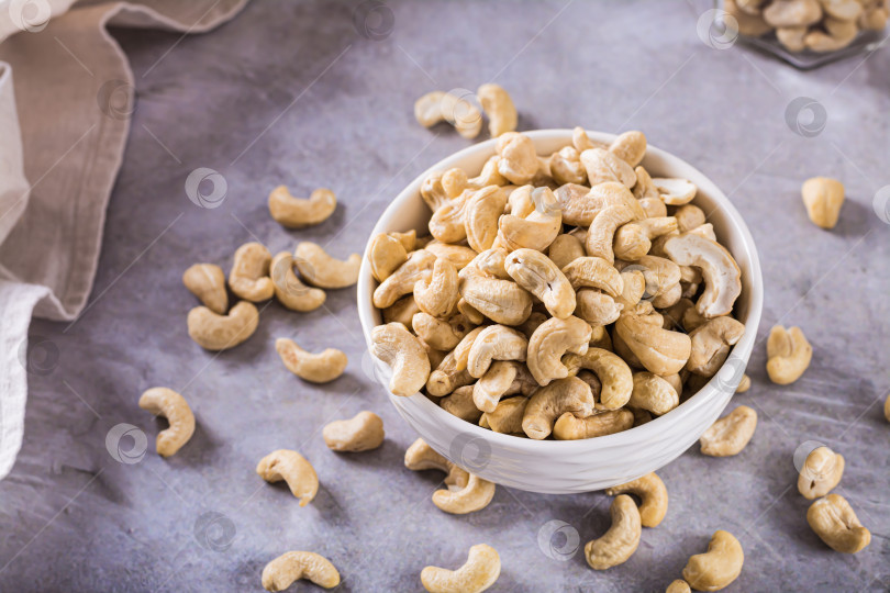 Скачать Сушеные орехи кешью в миске на столе для вегетарианской диеты фотосток Ozero
