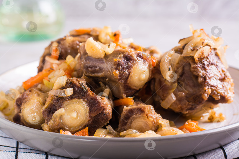 Скачать Макрофотография нарезанного тушеного бычьего хвоста с овощами на тарелке фотосток Ozero