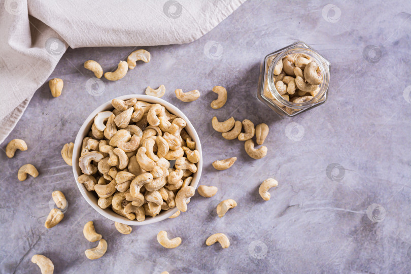 Скачать Вкусные сушеные сырые орехи кешью в миске на столе для растения в фотосток Ozero