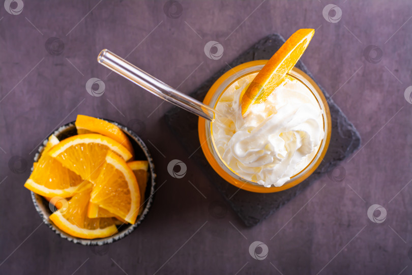 Скачать Крупный план свежего коктейля апельсиновая грязная содовая в стаканах на столе фотосток Ozero