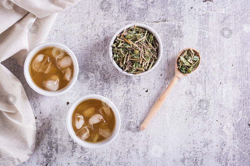 Скачать Холодный зеленый японский чай ходзича со льдом в чашках и сухим чаем в фотосток Ozero
