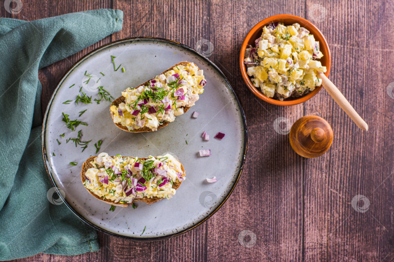 Скачать Шведский салат с анчоусами, картофелем и яйцом на ржаном хлебе на фотосток Ozero