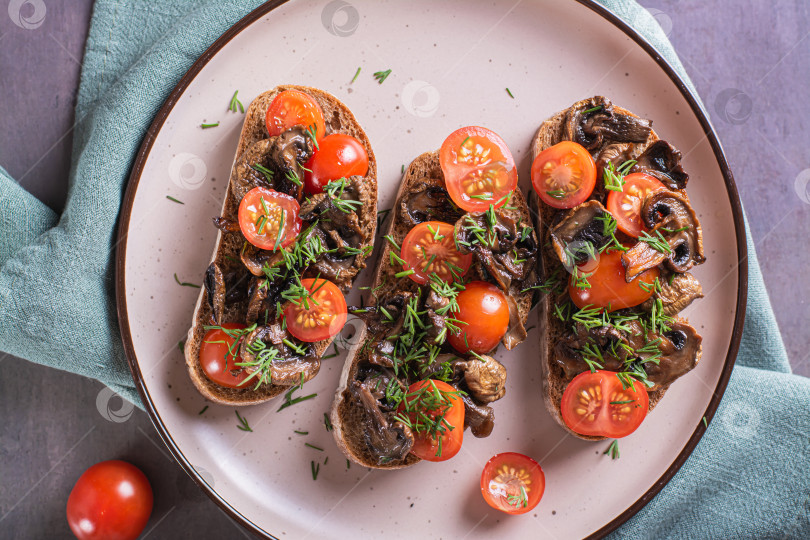 Скачать Крупный план бутербродов с жареными грибами и помидорами на ржаном хлебе фотосток Ozero