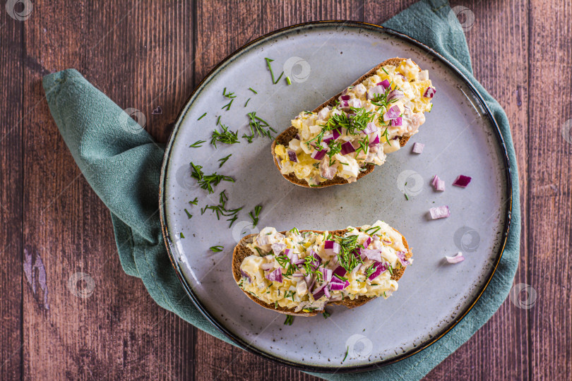 Скачать Крупный план шведского салата с анчоусами, картофелем и яйцом на ри фотосток Ozero