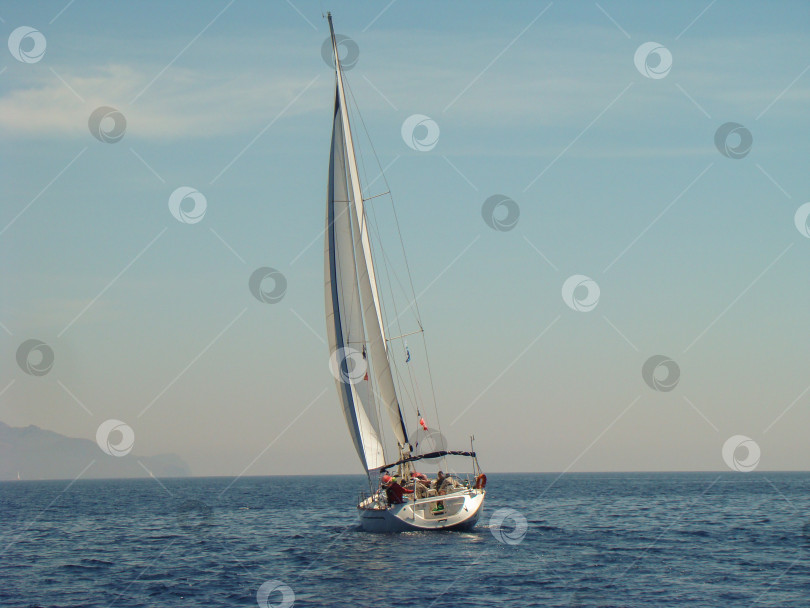 Скачать яхта с небольшим креном на воде фотосток Ozero